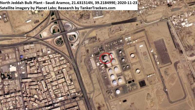 صور ملتقطة عبر الأقمار الصناعية تظهر جانباً من الأضرار التي لحقت بأحد الخزانات في محطة توزيع المنتجات البترولية التابعة لشركة أرامكو في مدينة جدة في 24 من تشرين الثاني/نوفمبر 2020